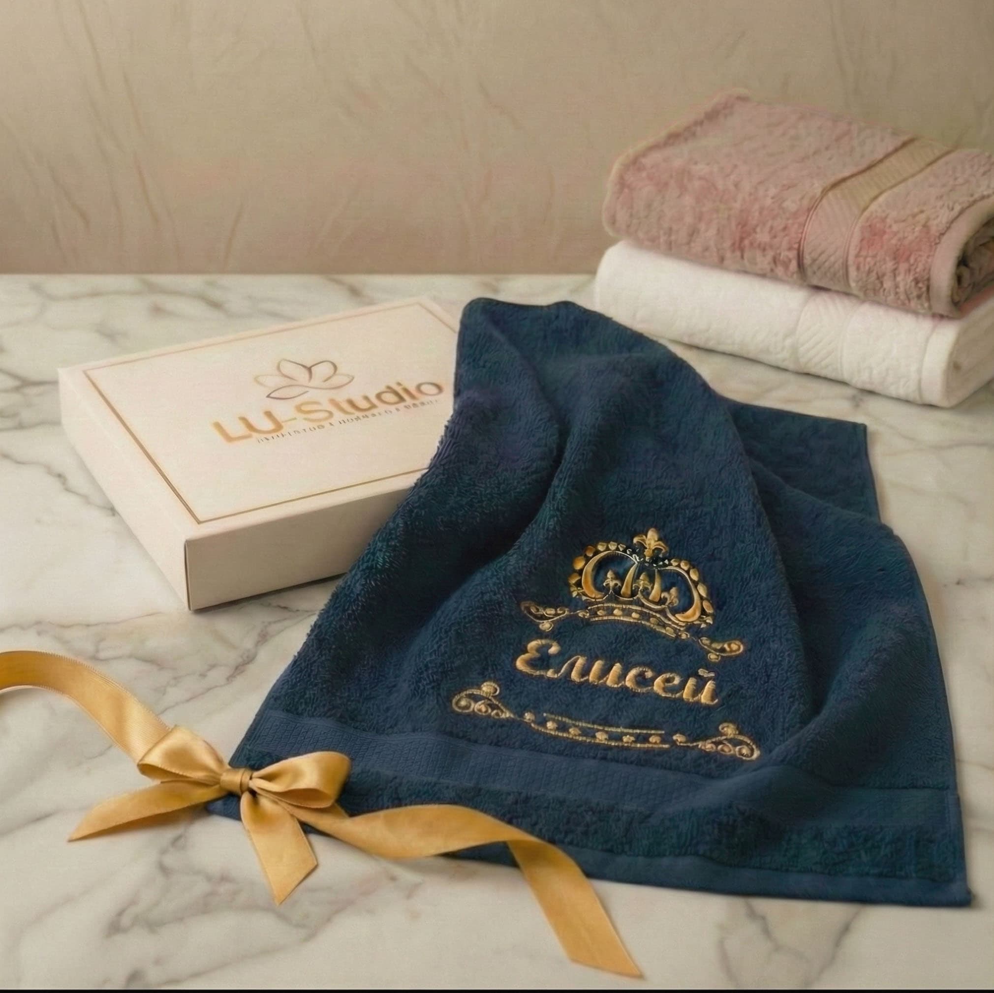 Подарочная коробка с полотенцем и бантом